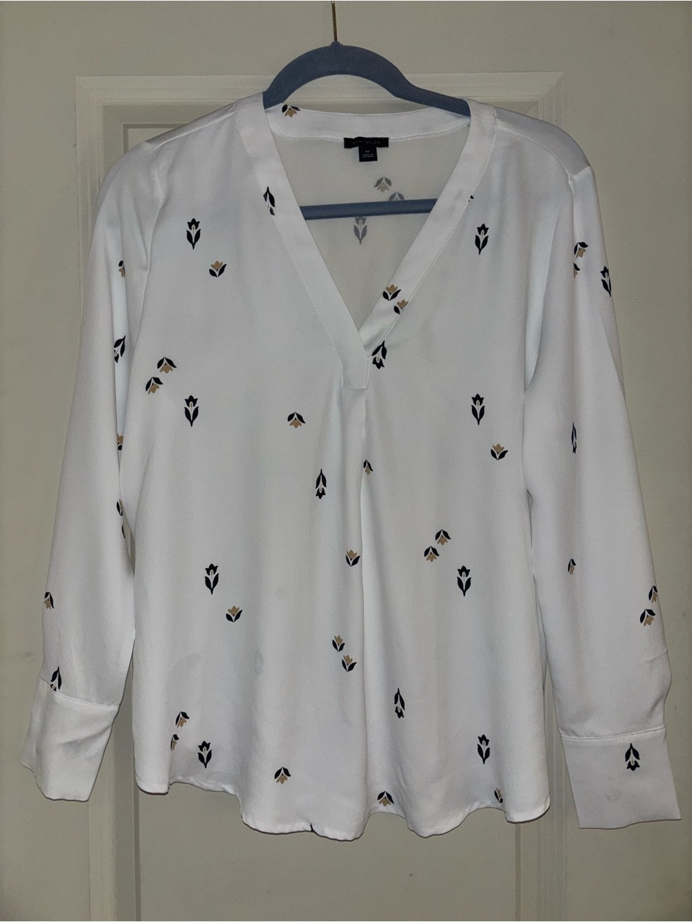 Ann Taylor Women’s Medium Petite White Floral V-Neck Blouse Long Sleeveless